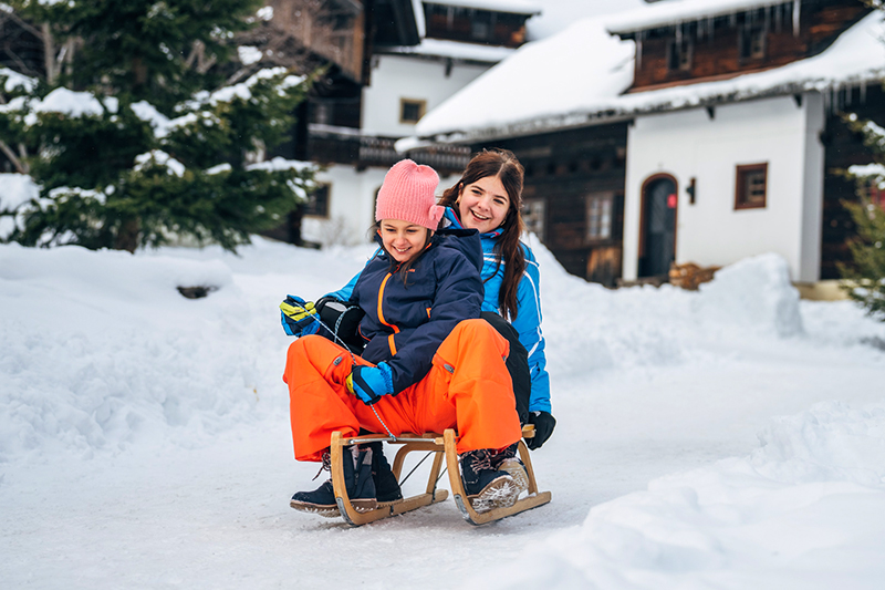 schlittenfahren-winterurlaub-bad-kleinkirchheim Schlittenfahren im familienfreundlichen Slow Travel Resort Kirchleitn in Bad Kleinkirchheim Kärnten, Winterurlaub mit Kindern.