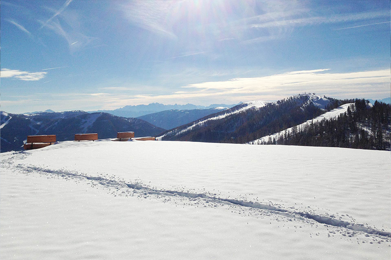 schneeschuhwandern-winterurlaub-kaernten Winteraktivitäten im Winterurlaub in Kärnten mit verschneiter Aussicht auf die umliegenden Berge in Bad Kleinkirchheim.