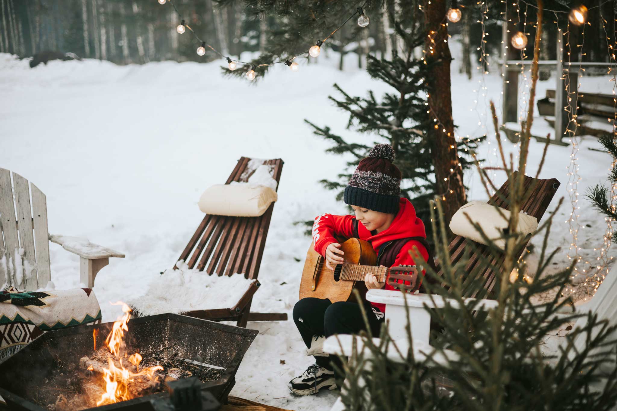 weihnachtsurlaub-kaernten-musizieren-gitarre Musizieren im Schnee beim Weihnachtsurlaub in Kärnten