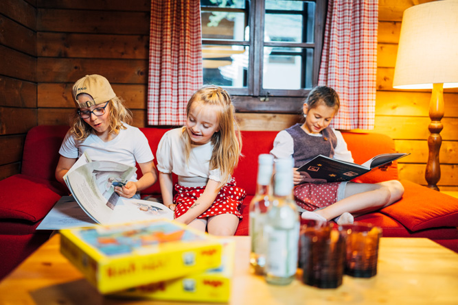 weihnachtsurlaub-kinder-lesen Kinder lesen Weihnachtsmärchen im Weihnachtsurlaub in Kärnten