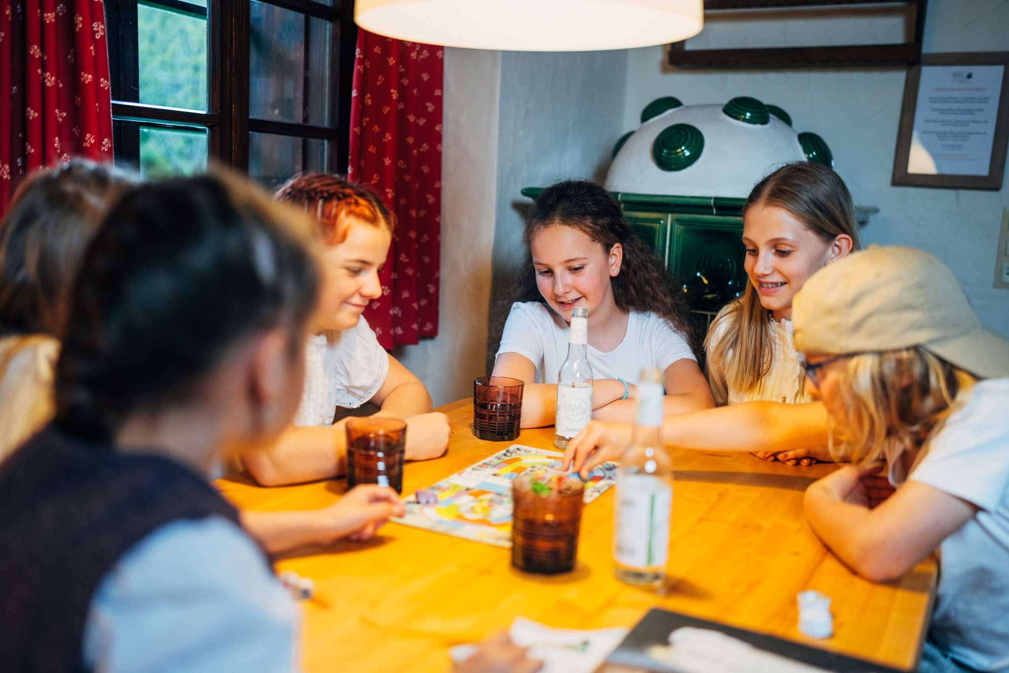 weihnachtsurlaub-kaernten-brettspiel-kachelofen Weihnachtsurlaub in Kärnten mit Brettspiel vor dem Kachelofen