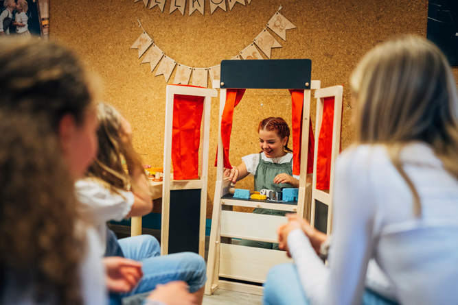 ©Slow-Travel-Resort_Spielraum-Marlinu-39 Puppentheater im Indoor-Spieleraum von Kirchleitn beim Weihnachtsurlaub in Kärnten